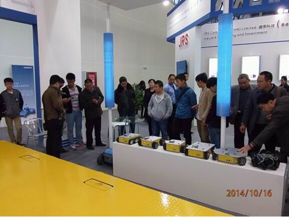 航發(fā)參展2014綿陽(yáng)科博會(huì)-技術(shù)人員向觀眾演示機(jī)器人.jpg